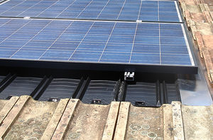 sistema di montaggio per tetto inclinato / integrato / per applicazioni fotovoltaiche