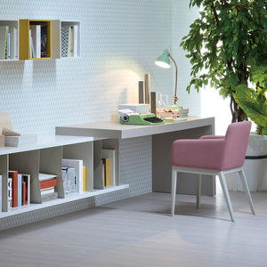 scrivania in legno / moderna / a muro / con ripiano