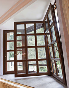 finestra a battente / basculante / in legno / a tripli vetri