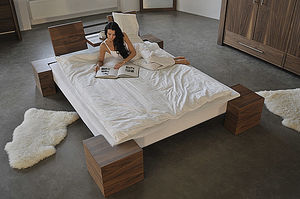 letto flottante / doppio / design originale / in legno