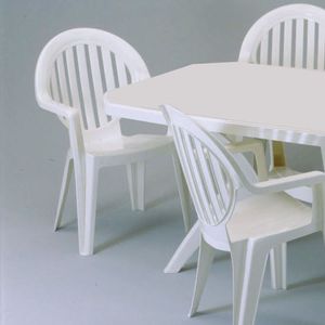 sedia moderna / con braccioli / impilabile / in PVC