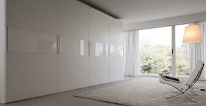 armadio moderno / in legno laccato brillante / a porte scorrevoli