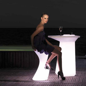 sgabello da bar design originale / in polietilene / 100% riciclabile / da giardino
