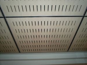 controsoffitto in legno / a quadrotte / acustico / perforato