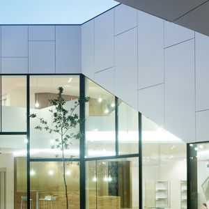 rivestimento di facciata in gres porcellanato / lucidato / aspetto pietra / bianco