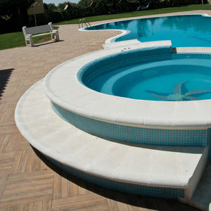 bordo di piscina in calcestruzzo