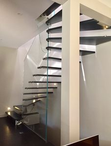 scala a U / con struttura in vetro / con gradini in quercia / senza alzata