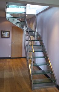scala a U / con struttura in acciaio inossidabile / con gradini in vetro / senza alzata