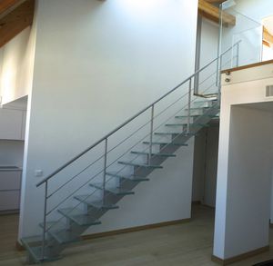 scala dritta / con gradini in vetro / con struttura in acciaio / senza alzata