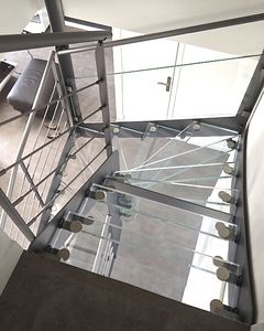 scala a U / con struttura in acciaio / con gradini in vetro / senza alzata