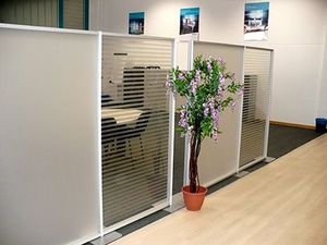 divisorio per ufficio a pavimento / in policarbonato / modulare / design