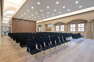sedia visitatore moderna / in compensato stampato / in plastica / con braccioli