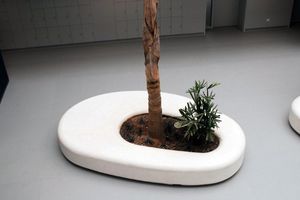 panca pubblica / design organico / in calcestruzzo / con fioriera integrata