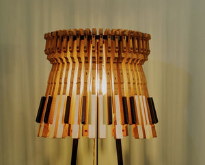 lampada con piede / design originale / in ferro / in legno