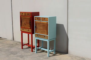 cassettone con piedi alti / design originale / in legno laccato / blu