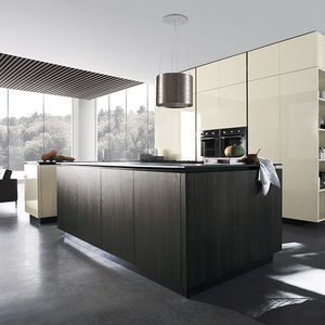 cucina moderna / in legno / con isola / laccata