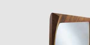 specchio con piede / moderno / rettangolare / in legno