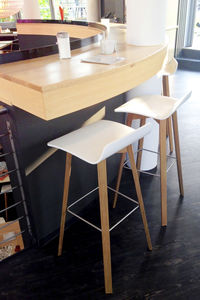sgabello da bar moderno / in legno massiccio / in legno compensato / in acciaio