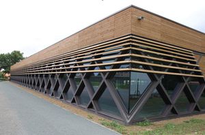 rivestimento di facciata in metallo / con scanalature / in griglia