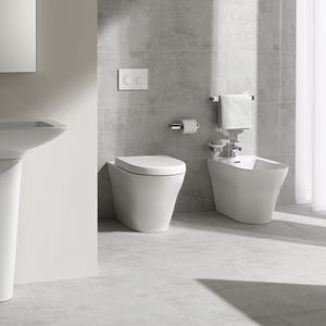 WC da appoggio / in ceramica / con sciacquone ad incastro / senza brida
