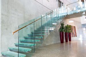 scala dritta / con struttura in metallo / con gradini in vetro / senza alzata