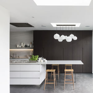cucina moderna / in legno / in pietra / con isola