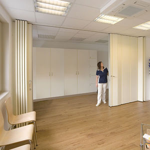 parete scorrevole / pieghevole / in laminato / ad uso professionale