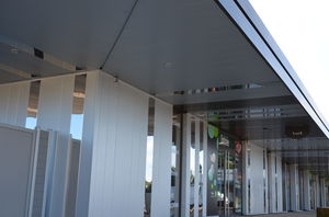rivestimento di facciata in metallo / con scanalature / a doghe