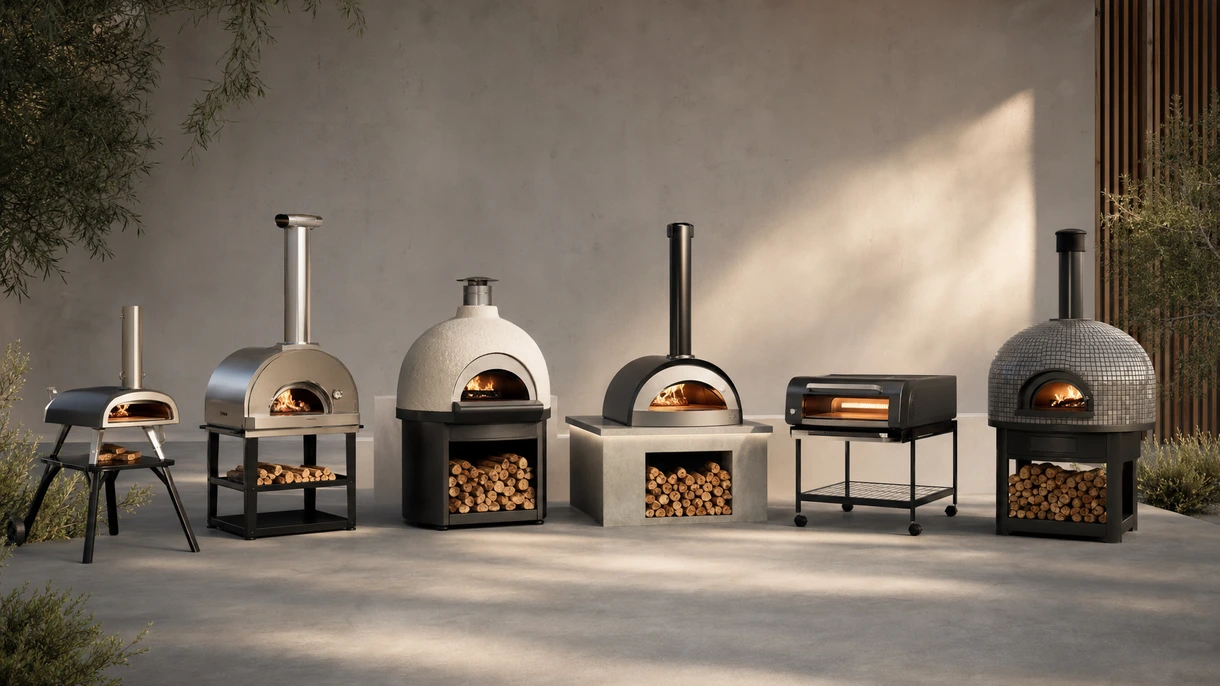 Forno a pizza integrato in acciaio inox in una cucina outdoor di lusso durante un evento di catering al tramonto.