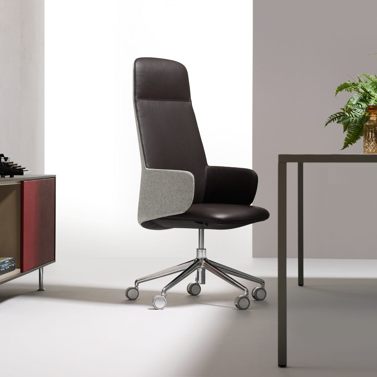 Flash Furniture Whitney Sedia Da Ufficio Girevole In Pelle Morbida – Schienale Alto, Braccioli Imbottiti, Nero/Oro Rosa