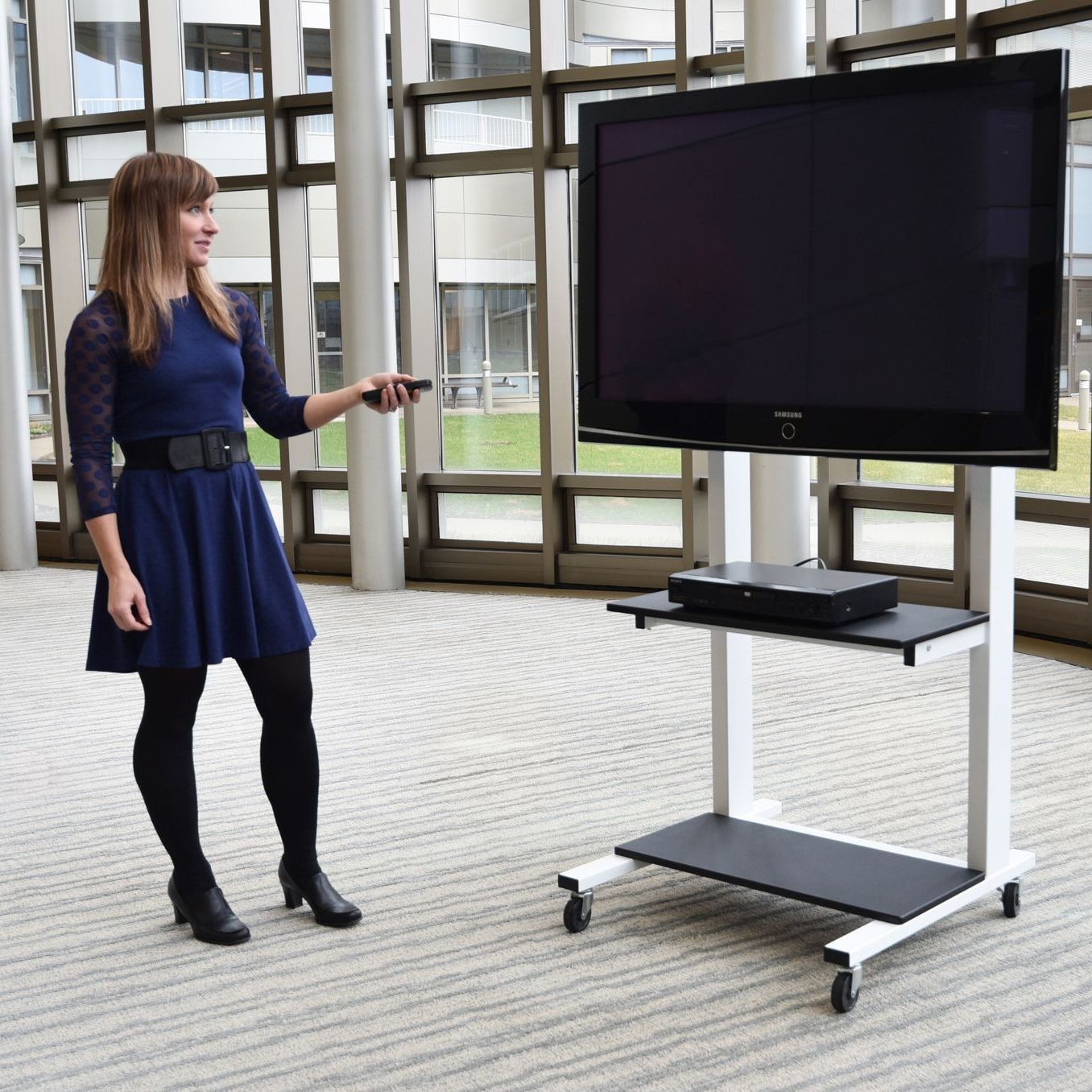 Supporto TV Mobile Con Ripiano – Fino A 100 Kg, Altezza Regolabile 108–128 Cm, Per TV 109–218 Cm, Bianco
