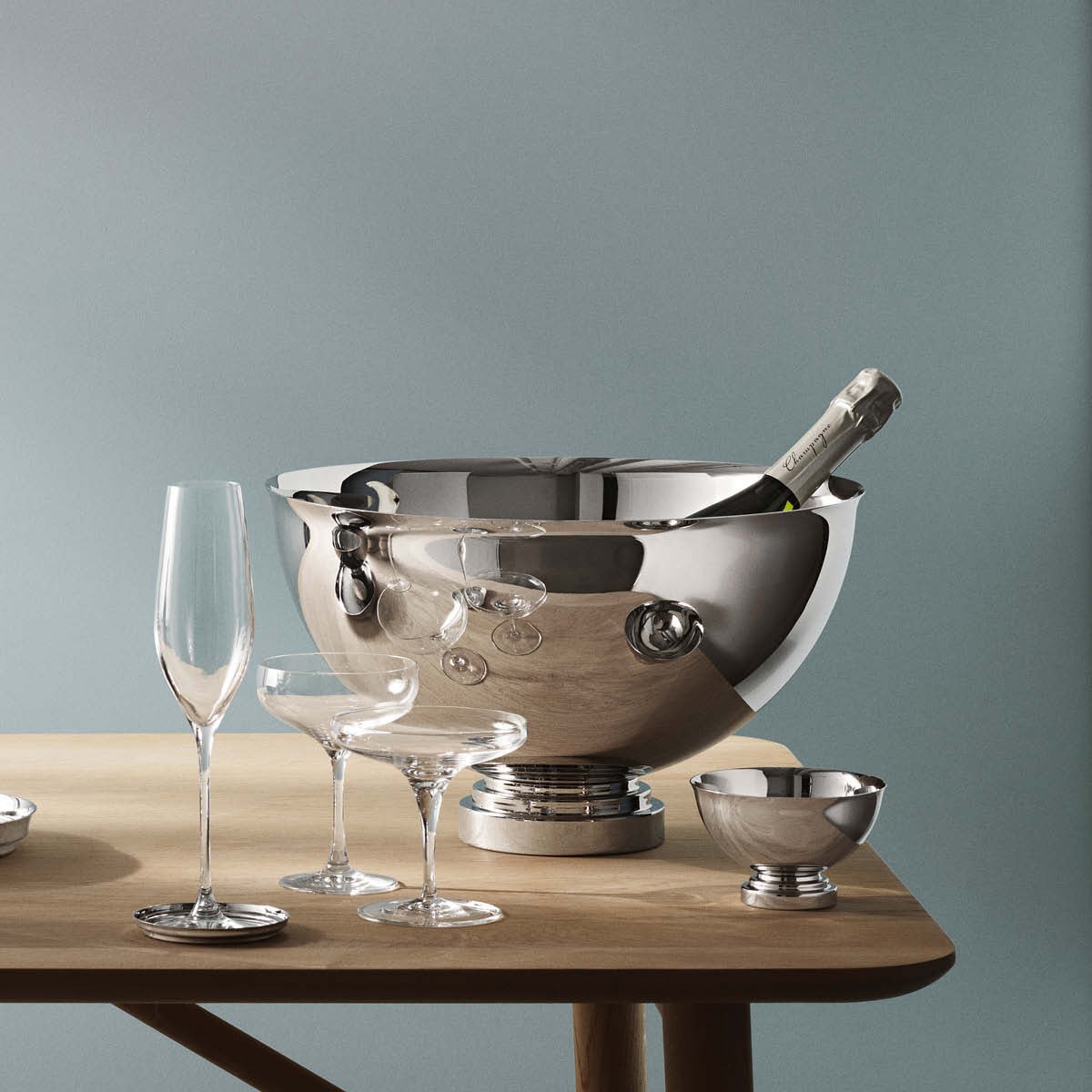 Un secchio di champagne in alluminio dorato