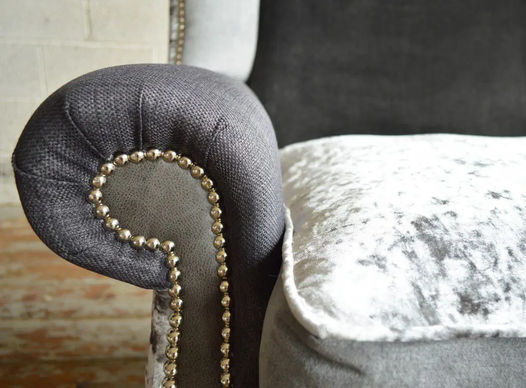 Blu Majestic Velvet Aquamarine Tessuto Stile Chesterfield Poltrona a orecchioni wingback Trapuntato a Rombi con Bottoni Profondi Gambe arrotondate in Rovere Furninero