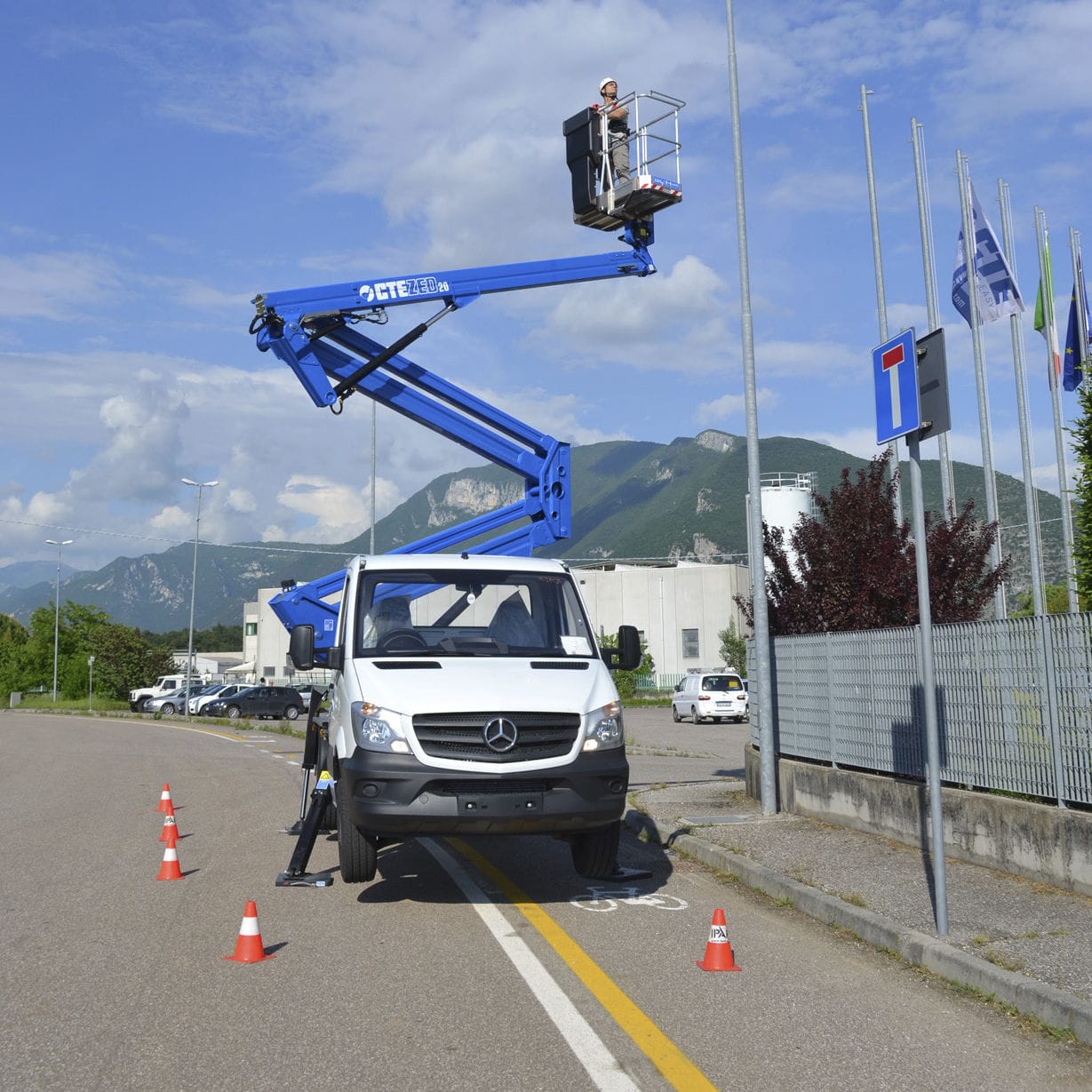 Piattaforma Aerea Per Cantiere Zed A H Cte Da Esterno Montata Su Camion