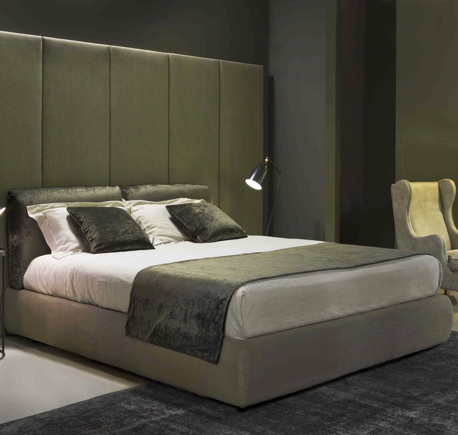 letto matrimoniale con testata imbottita