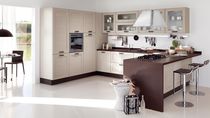 Cucina moderna / in legno / con impugnature