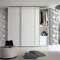 Armadio moderno / in legno laccato / a porte...