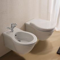 Bidet sospeso / in ceramica