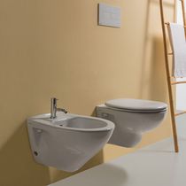 Bidet sospeso / in ceramica