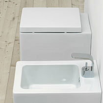 Bidet sospeso / in ceramica