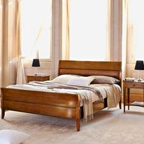 Letto matrimoniale / classico / in legno