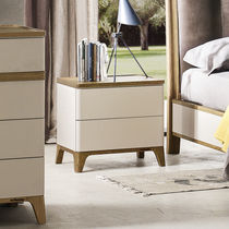 Comodino moderno / in legno laccato / in...