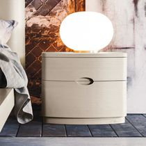 Comodino moderno / in legno massiccio /...