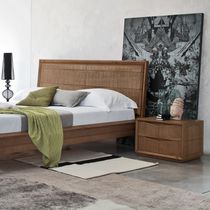 Comodino moderno / in legno massiccio /...