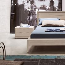 Comodino moderno / in legno massiccio /...