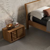 Comodino moderno / in legno massiccio /...