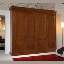 Armadio classico / in quercia / in noce...