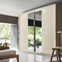 Armadio moderno / in legno massiccio / a...