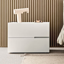 Comodino moderno / in legno laccato / rettangolare...