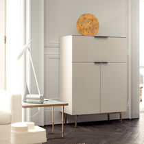 Credenza con piedi alti / moderna / in legno...